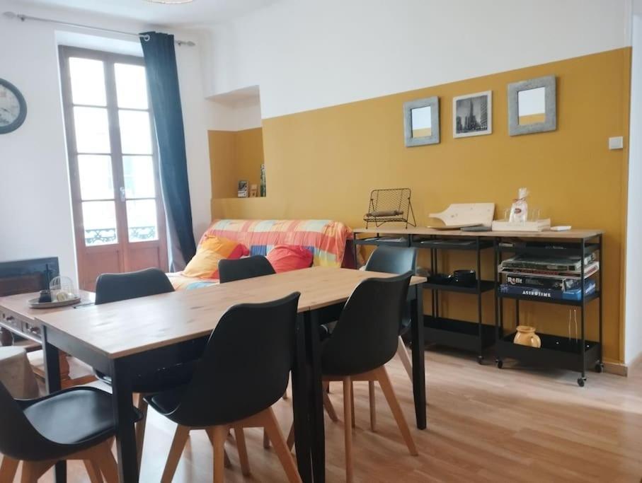 Appartement En Plein Centre. Carpentras Luaran gambar